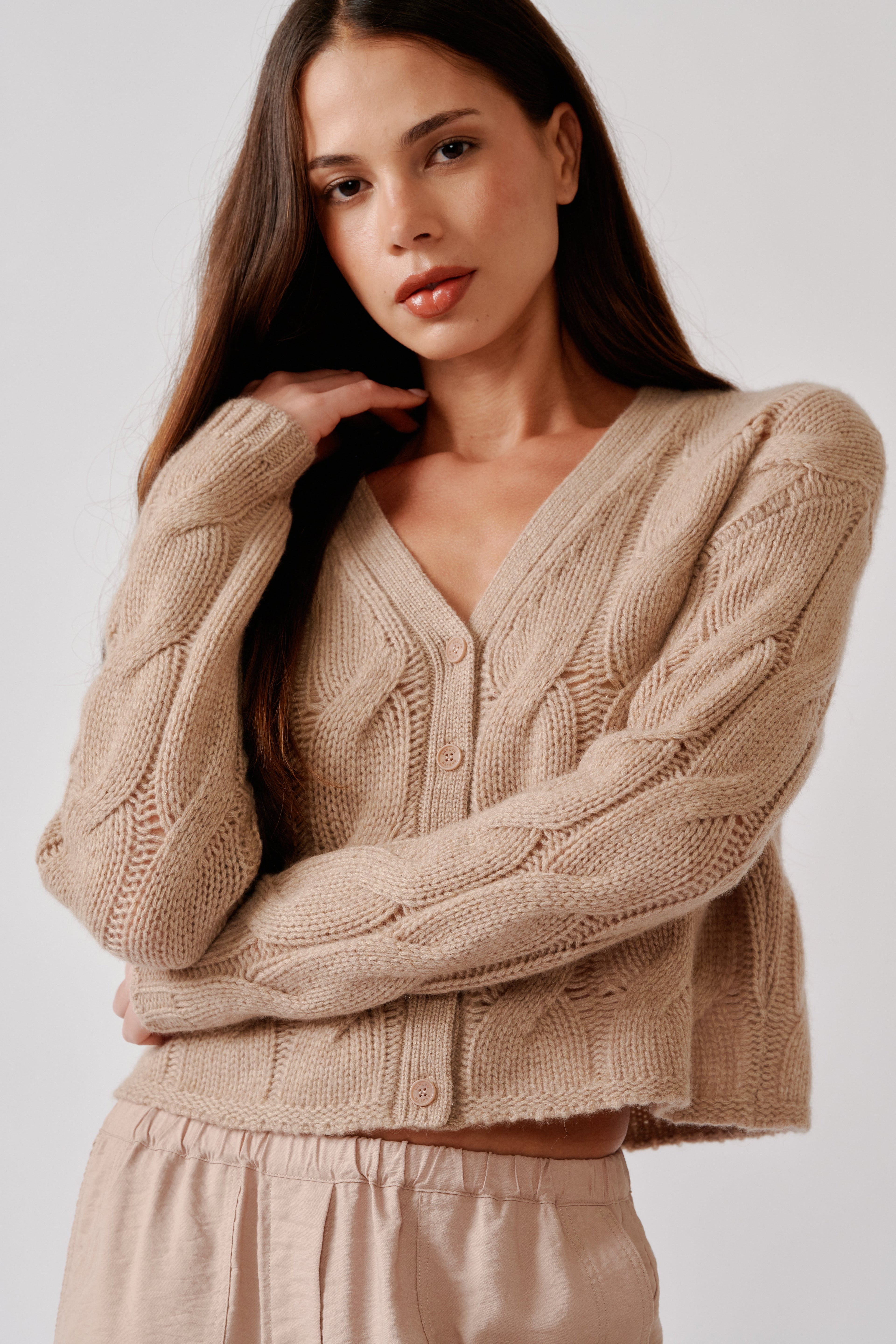 JOLIE V-NECK CROPPED CABLE CASHMERE  CARDIGAN | DUNE HEATHER