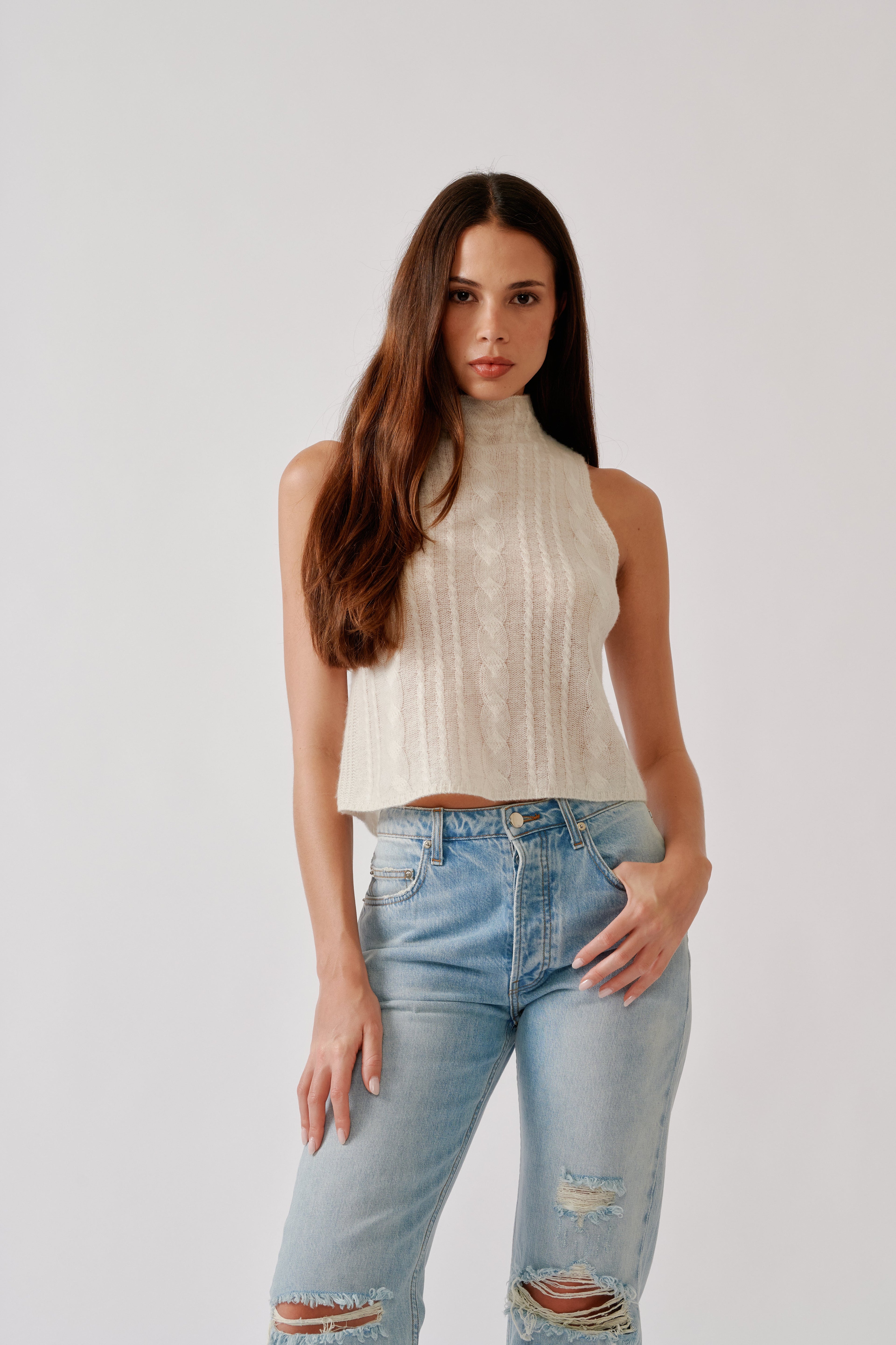 SALVIA SLEEVELESS LW CASHMERE CABLE TURTLENECK | GARDENIA