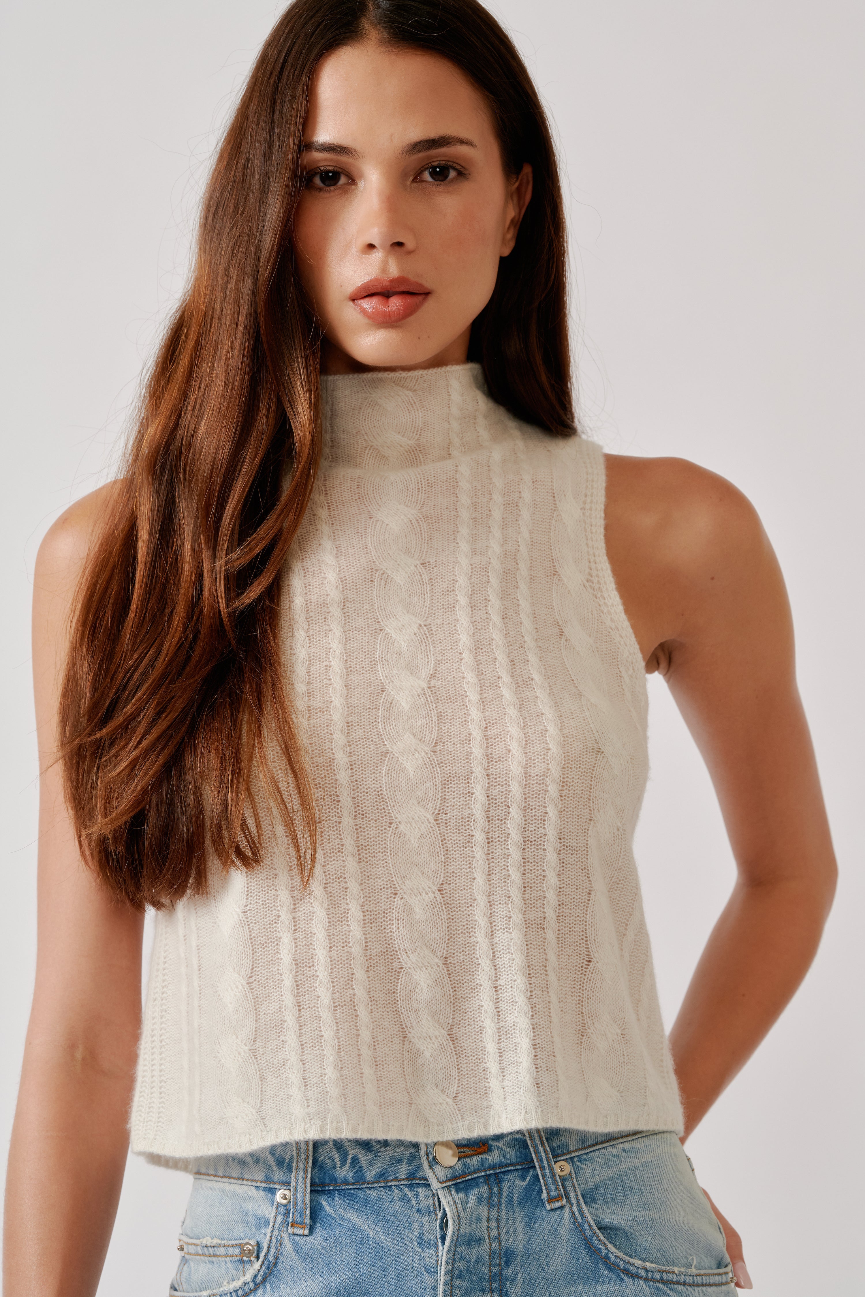 SALVIA SLEEVELESS LW CASHMERE CABLE TURTLENECK | GARDENIA
