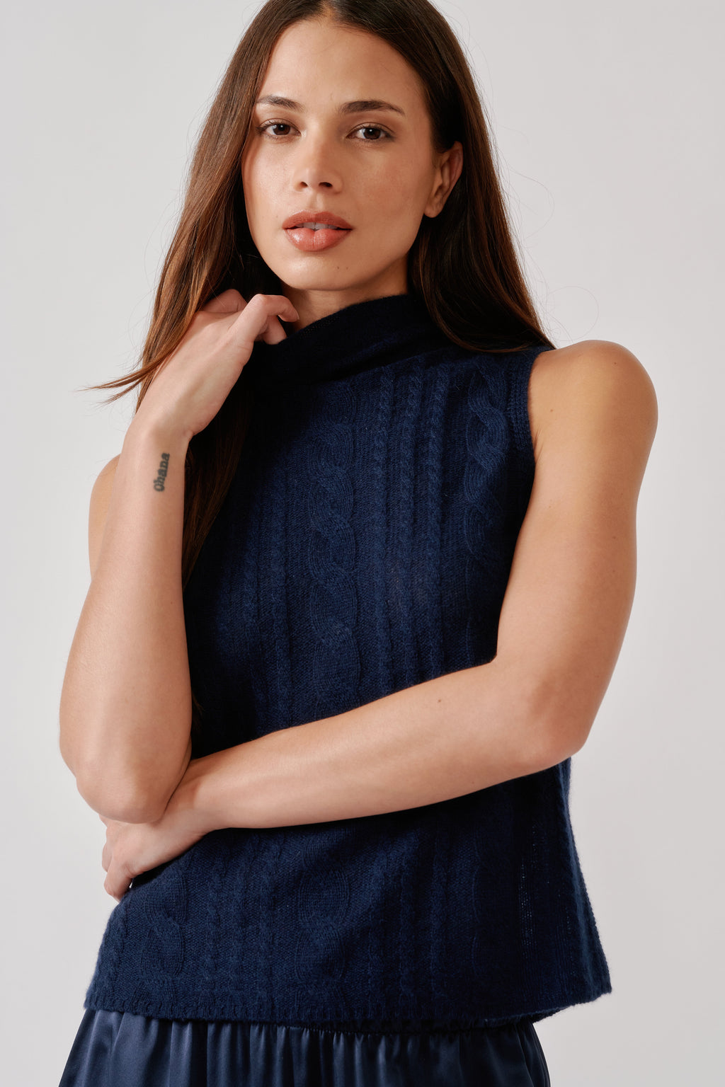 SALVIA SLEEVELESS LW CASHMERE CABLE TURTLENECK | MIDNIGHT NAVY