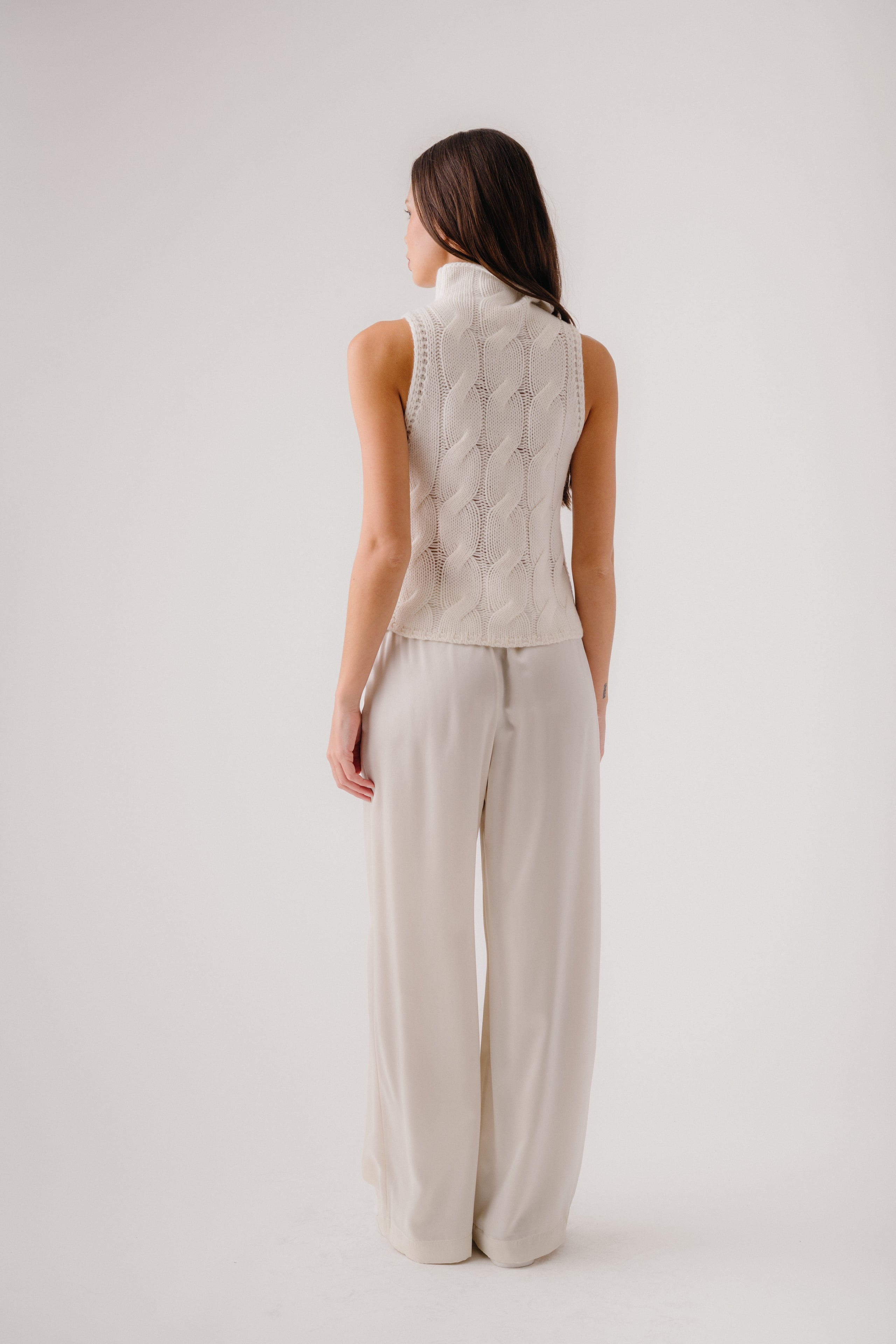 SALVIA SLEEVELESS CABLE TURTLENECK | GARDENIA