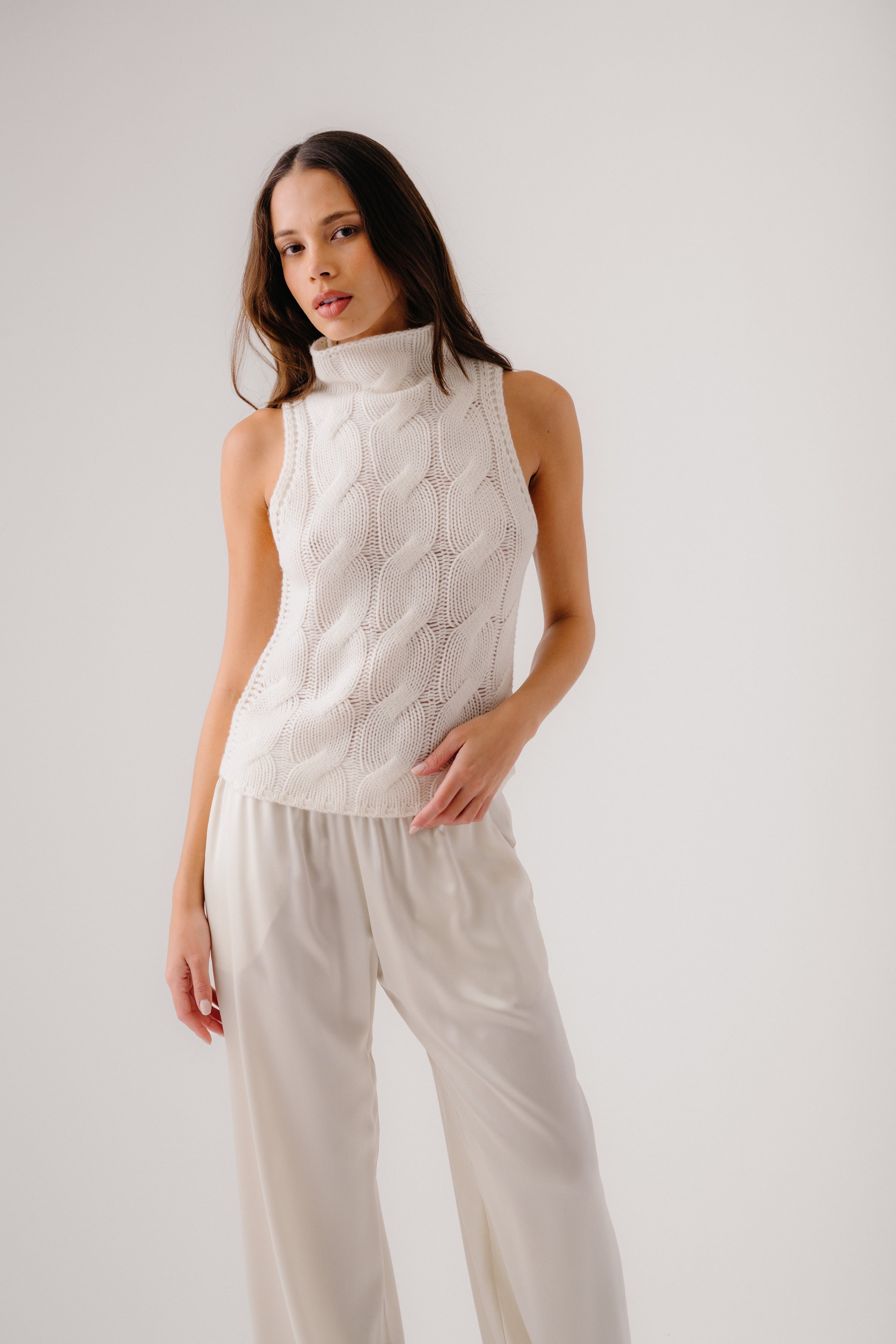 SALVIA SLEEVELESS CABLE TURTLENECK | GARDENIA
