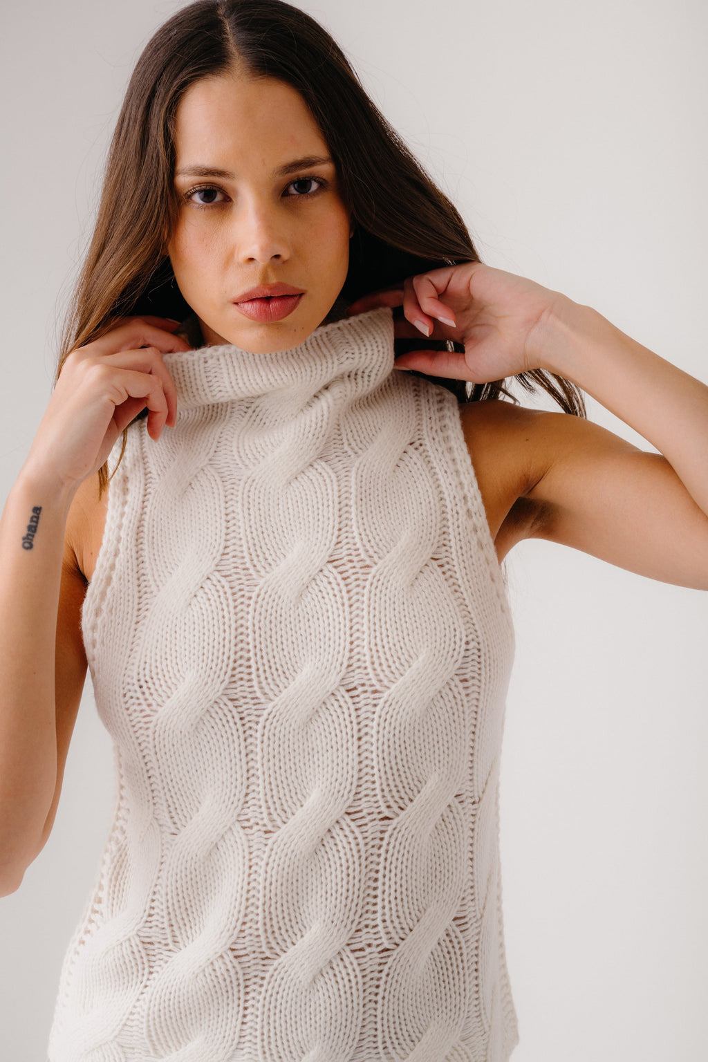 SALVIA SLEEVELESS CABLE TURTLENECK | GARDENIA