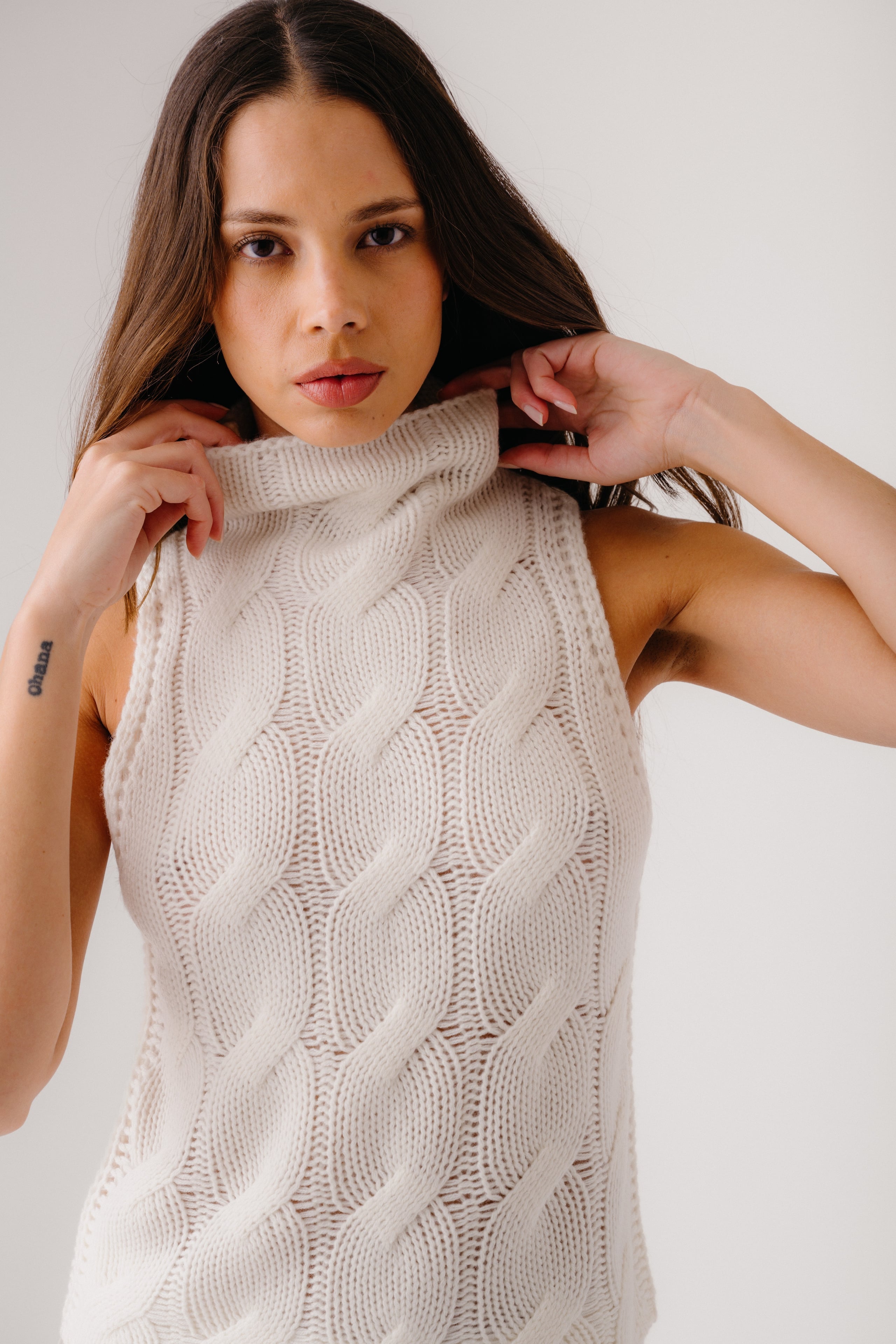 SALVIA SLEEVELESS CABLE TURTLENECK | GARDENIA